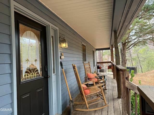 property entrance with covered porch