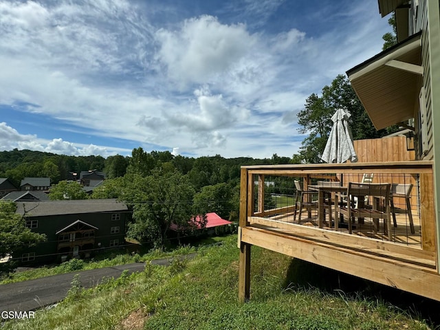 deck with outdoor dining space