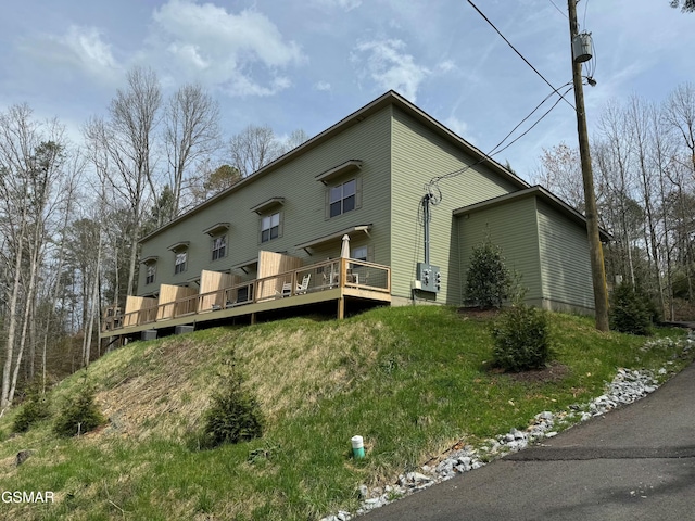 back of house featuring a wooden deck