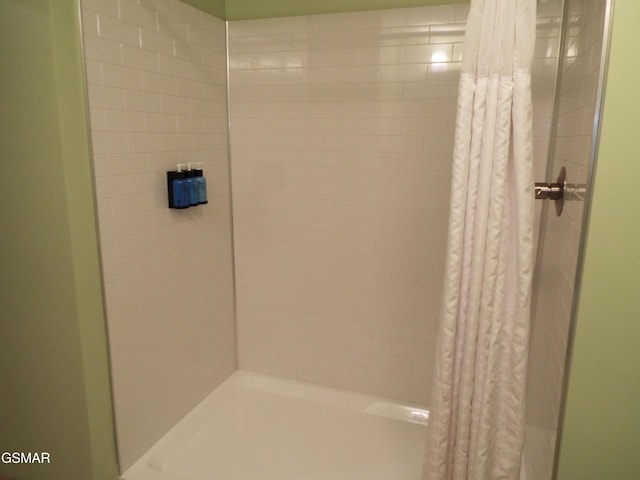 bathroom featuring a shower with shower curtain