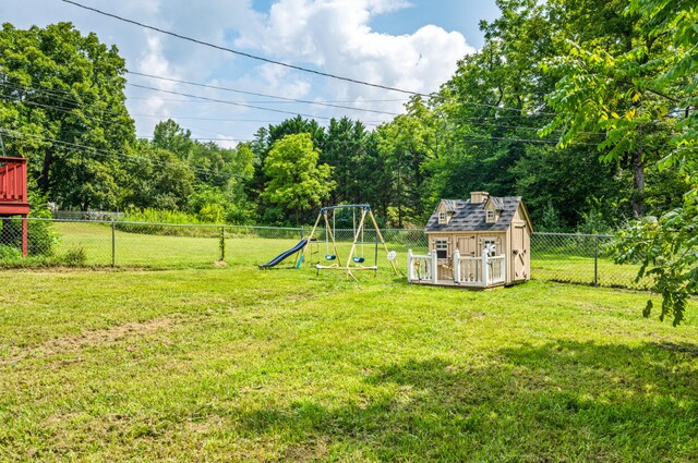 view of yard featuring a shed