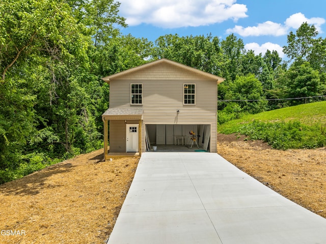 1039 Cedar Ln, Sevierville, TN 37862 - view of front facade featuring driveway and a garage