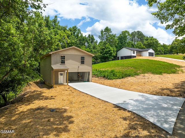 1039 Cedar Ln, Sevierville, TN 37862 - view of front of house featuring driveway, view of wooded area, a garage, and a front yard