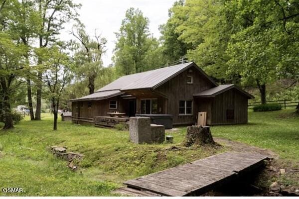 view of front of property featuring a front lawn