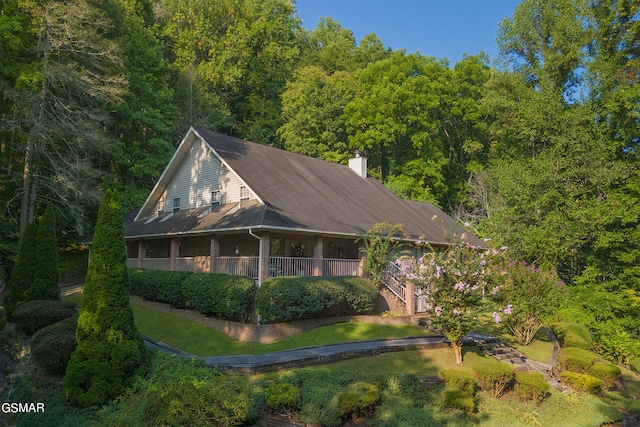 farmhouse featuring a front yard