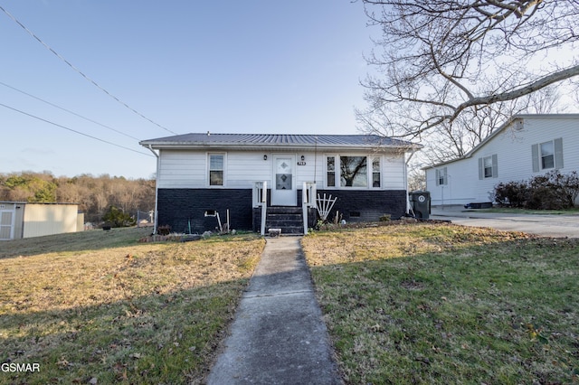 view of front of property with a front lawn