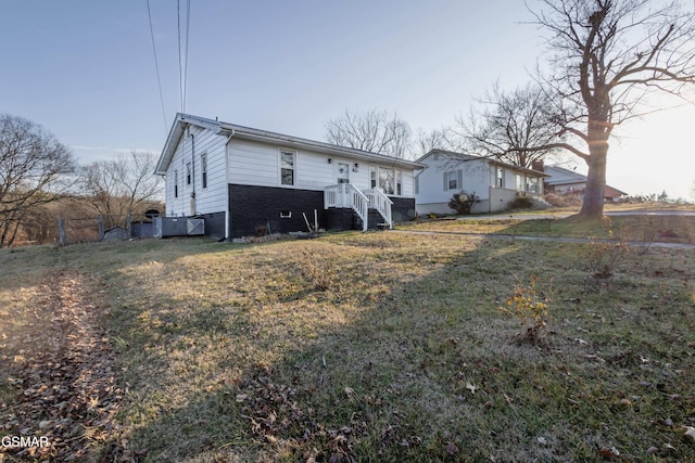 back of house featuring a lawn