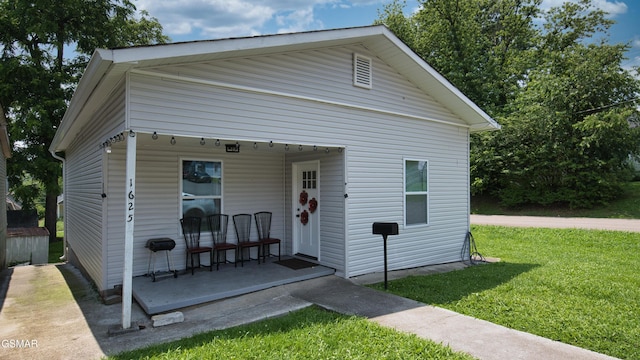 1625 Worth St, Knoxville, TN 37917 - view of front of home featuring a front yard