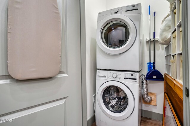 1719 Walker Trl, Sevierville, TN 37876 - laundry room featuring stacked washer and clothes dryer