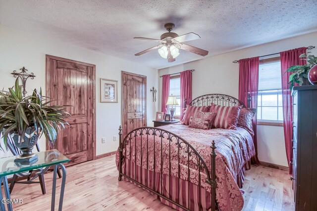 150 Florence Cir, Dandridge, TN 37725 - bedroom featuring ceiling fan, light wood-type flooring, and a textured ceiling
