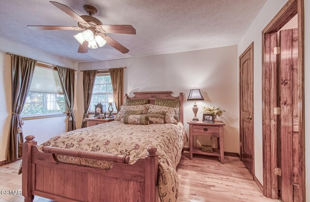 150 Florence Cir, Dandridge, TN 37725 - bedroom featuring a textured ceiling, light hardwood / wood-style floors, and ceiling fan