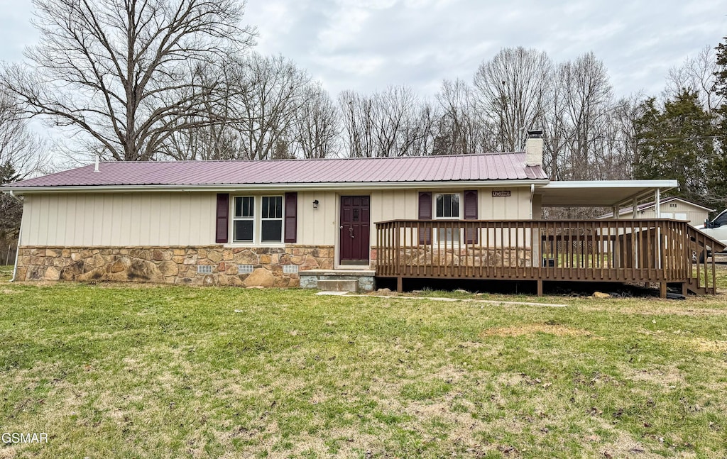 view of front facade featuring a deck and a front yard