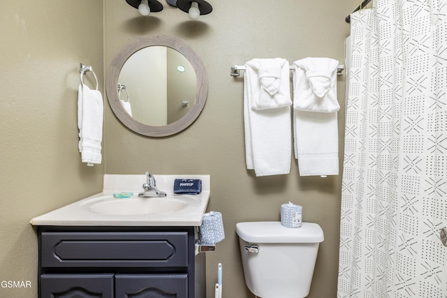 full bath featuring vanity, curtained shower, and toilet