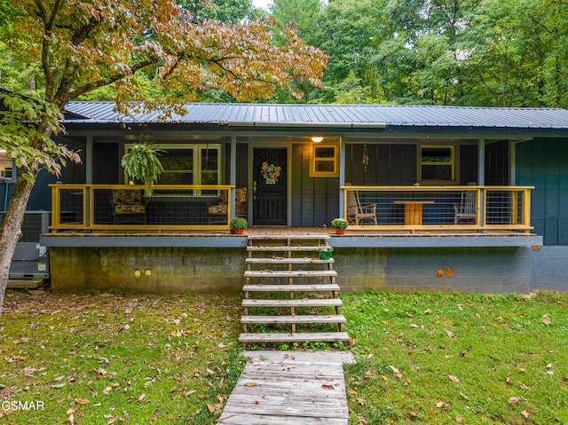 view of front of home with a porch and a front yard