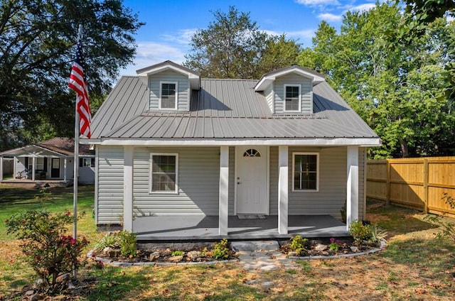 view of front facade featuring covered porch and a front lawn