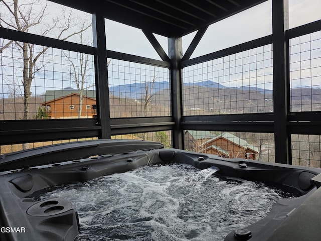 details featuring a jacuzzi