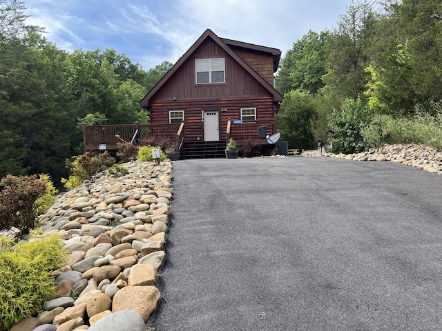 view of front of house featuring a wooden deck