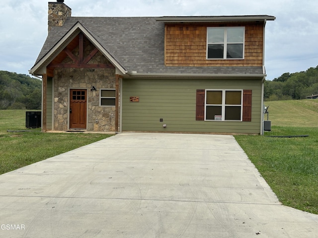 view of front of house with a front lawn