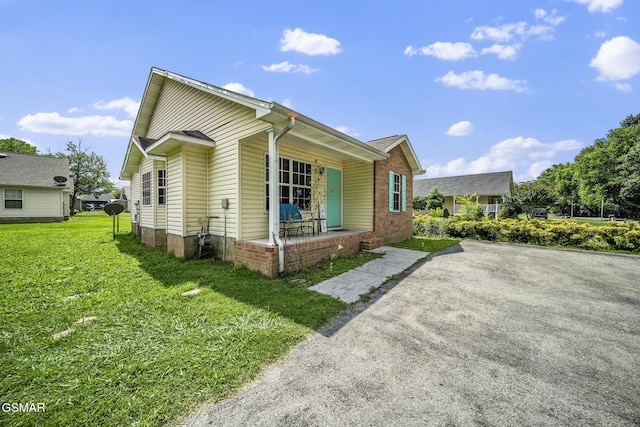 1733 Snapp Rd, Sevierville, TN 37862 - view of front of property featuring covered porch, a front lawn, and asphalt driveway