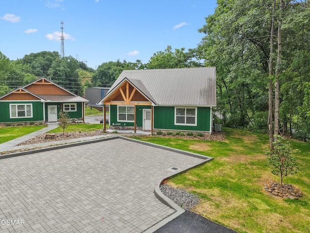 1010 Pinyon Cir, Pigeon Forge, TN 37863 - view of front of home with a metal roof and a front yard