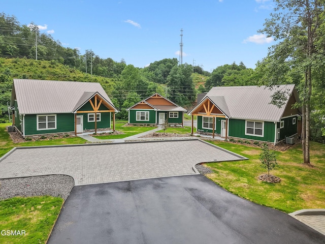 1010 Pinyon Cir, Pigeon Forge, TN 37863 - view of front of home featuring a metal roof and a front yard