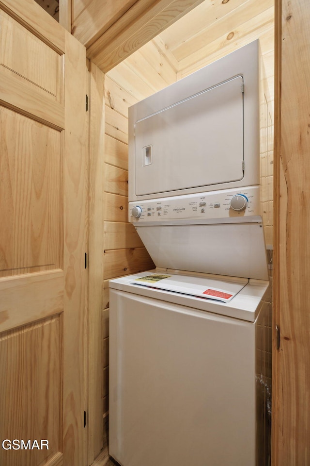 1010 Pinyon Cir, Pigeon Forge, TN 37863 - laundry room featuring stacked washing machine and dryer