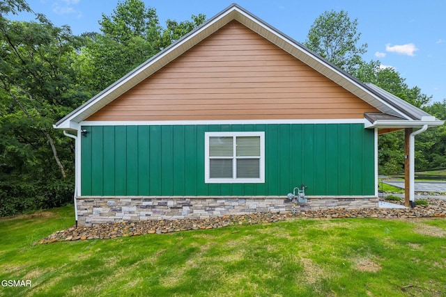 1010 Pinyon Cir, Pigeon Forge, TN 37863 - view of home's exterior with a lawn