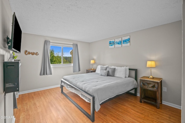 526 Briarcliff Way Apt 102, Pigeon Forge, TN 37863 - bedroom featuring a textured ceiling and light wood-style flooring