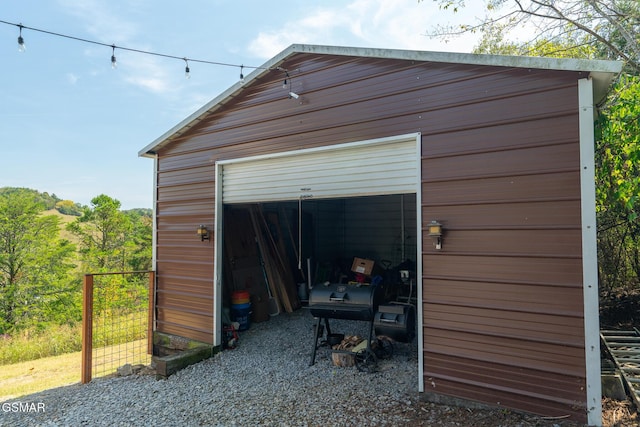 view of outdoor structure featuring gravel driveway and an outdoor structure