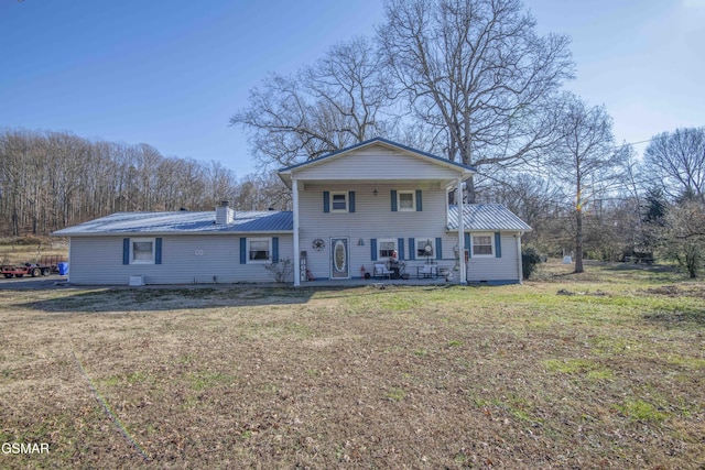 view of front of property with a front yard