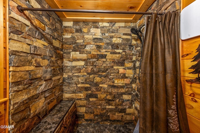 full bathroom featuring a shower with shower curtain