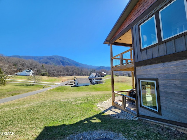 view of yard with a mountain view