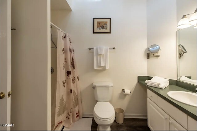 bathroom featuring a shower with curtain, vanity, and toilet