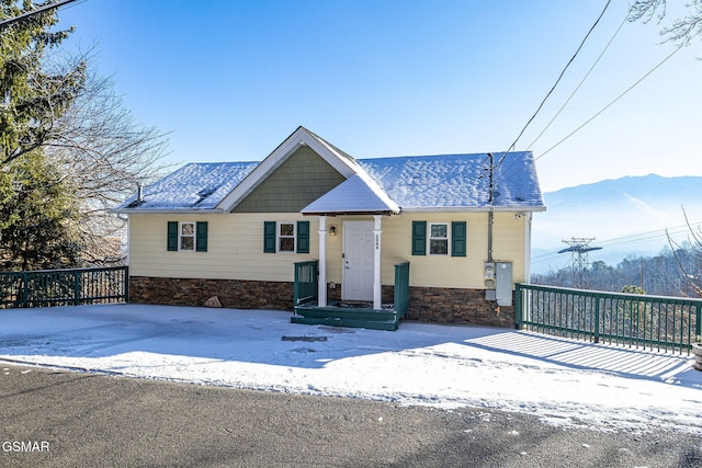 view of front of property featuring a mountain view