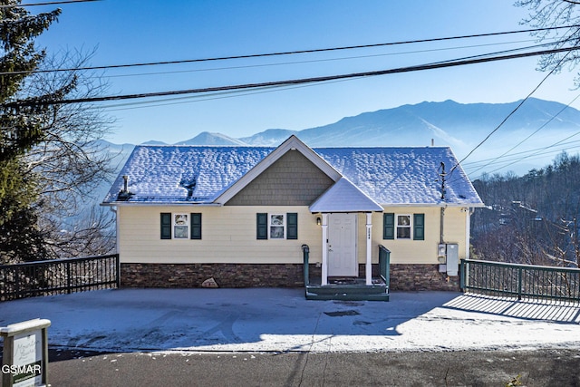 view of front of home featuring a mountain view