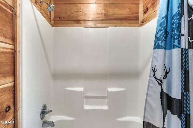 1502 Sky View Dr, Sevierville, TN 37876 - full bathroom featuring shower / bath combo with shower curtain