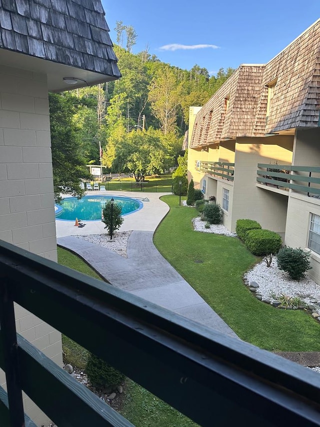 view of swimming pool with a yard