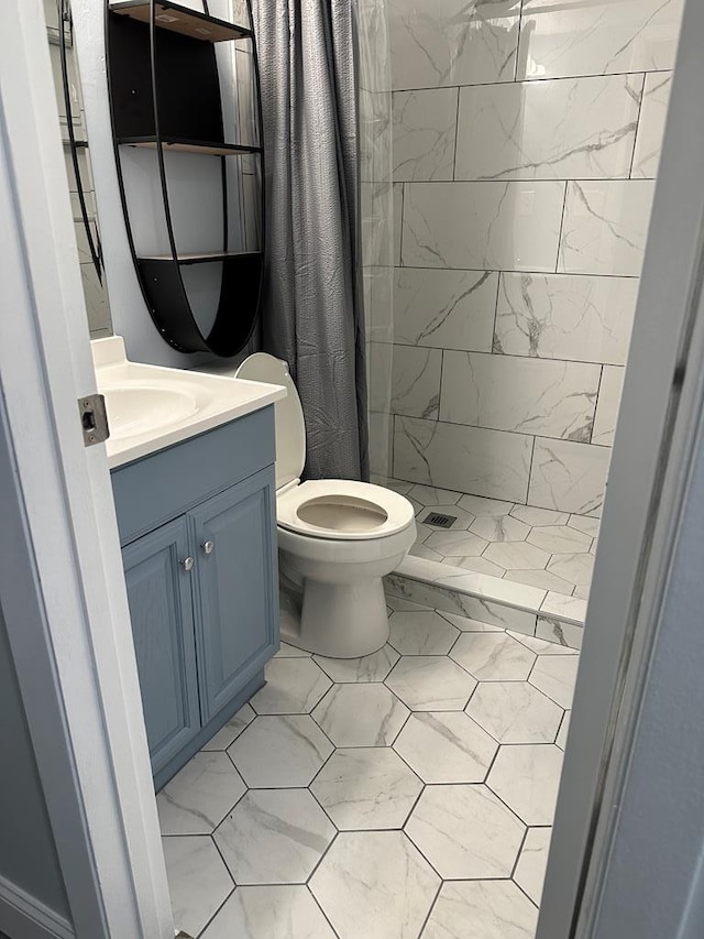 bathroom featuring a shower with shower curtain, vanity, and toilet