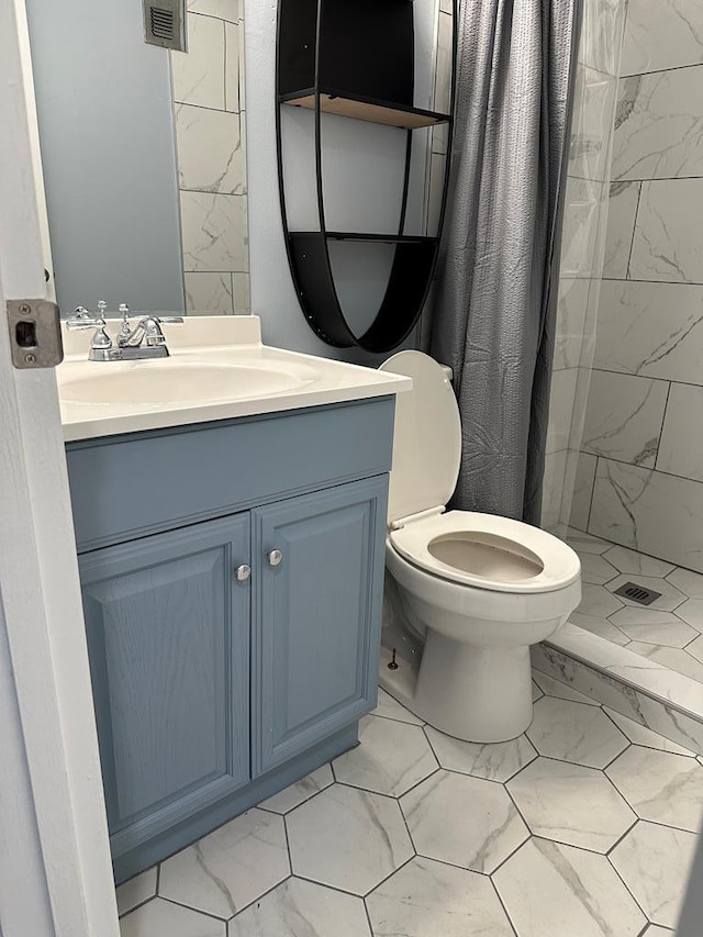 bathroom with a shower with curtain, toilet, and vanity