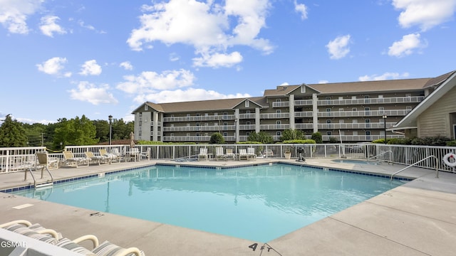 205 Ogle Dr Unit 614, Pigeon Forge, TN 37863 - community pool with a patio