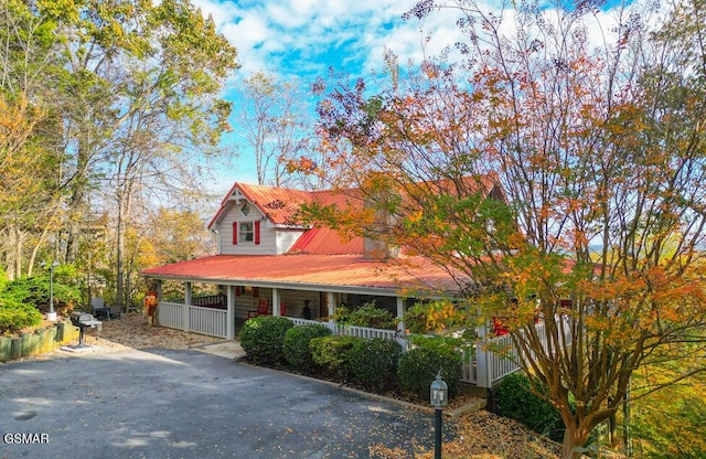 country-style home with a porch