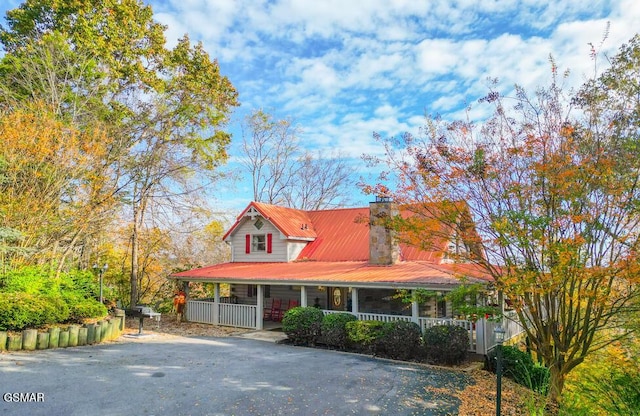 farmhouse featuring a porch