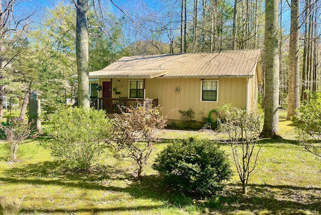 4955 Ledford Rd, Cosby, TN 37722 - view of front facade with metal roof and a front yard