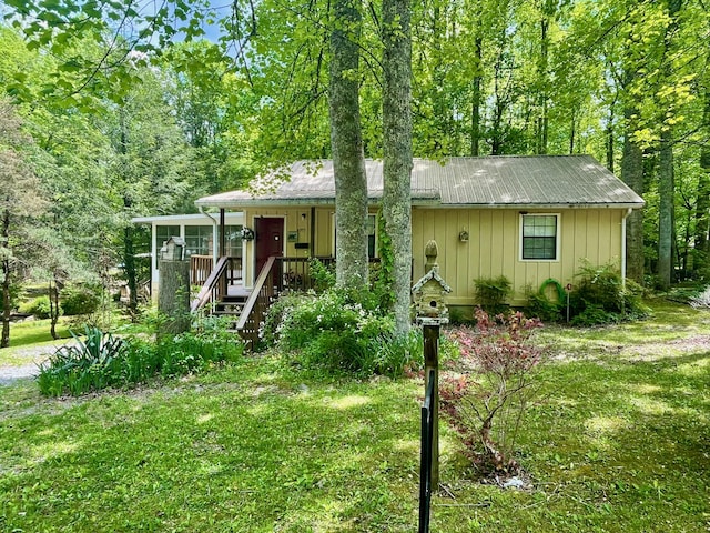 view of front of home featuring a porch and a front yard