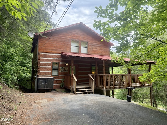 2575 Black Bear Ln, Sevierville, TN 37876 - log-style house with a porch