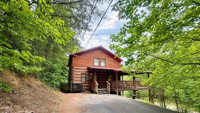 2575 Black Bear Ln, Sevierville, TN 37876 - cabin with a wooden deck