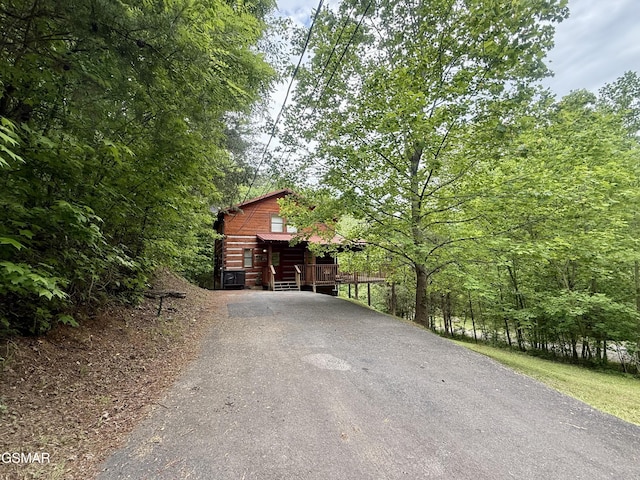 2575 Black Bear Ln, Sevierville, TN 37876 - view of front of home featuring aphalt driveway