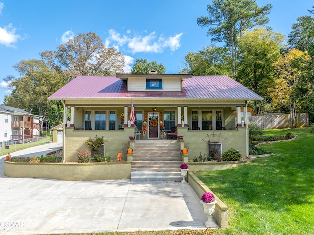 view of front facade featuring a porch and a front yard