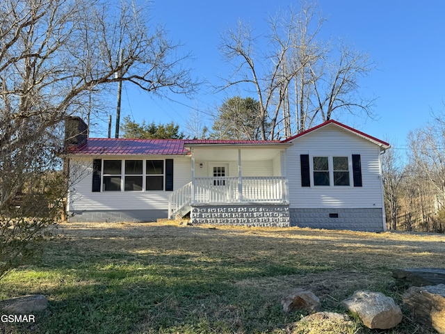 view of front of property featuring a front yard and covered porch