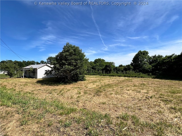 view of yard featuring a rural view